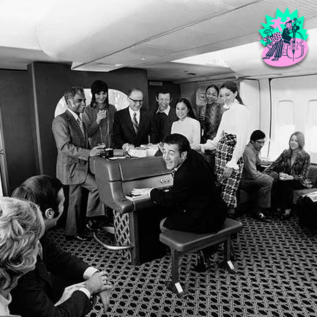 Foto de un piano en un avión de época